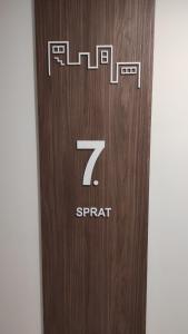 uma porta de madeira com o número sete em M&I Apartment em Doboj