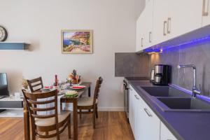 uma cozinha com uma mesa e uma sala de jantar em Jordi apartment em Corfu Town
