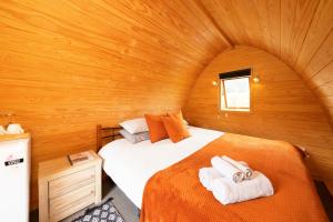 1 dormitorio con 1 cama en una habitación de madera en Flat Hills Tourist Park en Ruahine