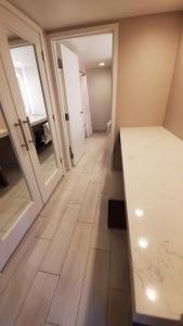 Ванная комната в Crowne Plaza Phoenix - Chandler Golf Resort, an IHG Hotel
