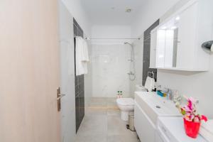 A bathroom at Jordi apartment Még 12 kép
