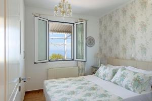 - une chambre avec un lit et une fenêtre dans l'établissement MARIOS VILLAS, à Poros