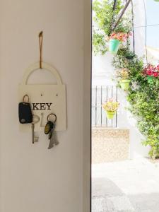 een kamer met sleutels aan een muur naast een deur bij Casa Kalameta in Estepona