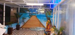 una camera con un murale sul muro di Elim luxury suite a Tarangambādi