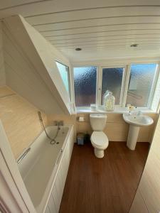 A bathroom at The Bayridge Guest House 