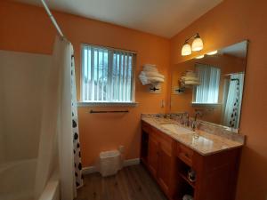 a bathroom with a sink and a mirror at Little Valley Inn in Mariposa