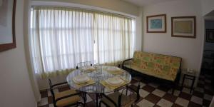 sala de estar con mesa de cristal y sofá en Apartamentos Hotel Avilla, en Ciudad de México