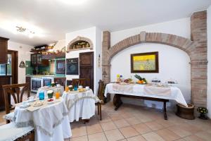 una cucina con due tavoli con tovaglia bianca di Villa Lina a Pula