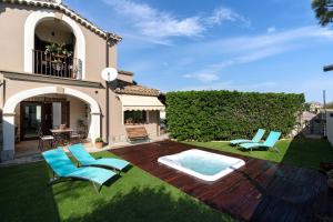 een tuin met een zwembad en twee stoelen en een huis bij Villa Lina in Pula