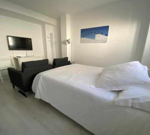 A bed or beds in a room at Candelario apartamentos