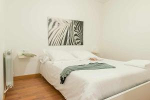 カンデラリオにあるCandelario apartamentosのシマウマの絵が壁に描かれた客室の白いベッド1台