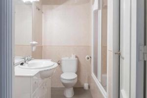 A bathroom at Candelario apartamentos