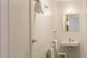 A bathroom at Candelario apartamentos
