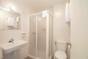 A bathroom at Candelario apartamentos