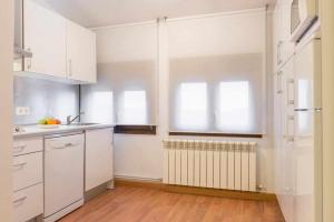 A kitchen or kitchenette at Candelario apartamentos