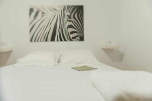 A bed or beds in a room at Candelario apartamentos