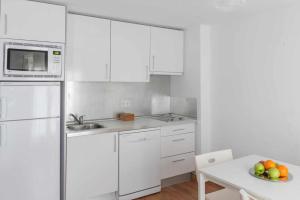 A kitchen or kitchenette at Candelario apartamentos