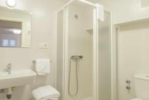 A bathroom at Candelario apartamentos