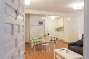 A kitchen or kitchenette at Candelario apartamentos
