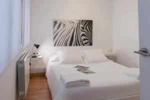 A bed or beds in a room at Candelario apartamentos