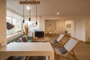 - un salon avec une table et des chaises blanches dans l'établissement K-SPACE Apartment, à Jávea