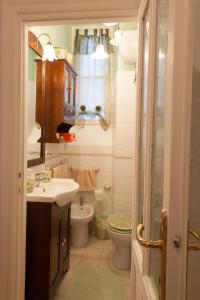 ローマにあるエリサズ ホームのバスルーム(洗面台、トイレ付)