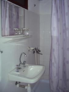 A bathroom at Vassilis Guesthouse