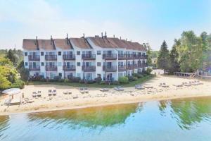 Gallery image of New Listing Beach Bliss 211! Stunning bay view in Traverse City