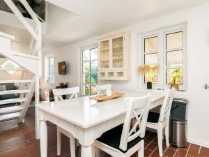 斯卡恩的住宿－4 person holiday home in Skagen，白色的用餐室配有白色的桌椅