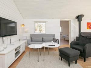 - un salon avec un canapé, une table et une télévision dans l'établissement 5 person holiday home in lb k, à Ålbæk