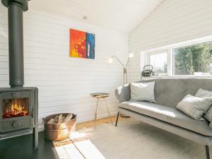 - un salon avec un canapé et une cheminée dans l'établissement 5 person holiday home in lb k, à Ålbæk
