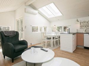- un salon avec une chaise et une table dans l'établissement 5 person holiday home in lb k, à Ålbæk