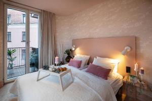 Postel nebo postele na pokoji v ubytování Redstone Apartments