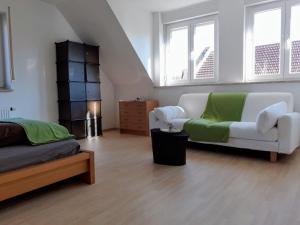 sala de estar con sofá y cama en Gesundheits- und Wohlfühlzentrum Matz, en Sulzdorf an der Lederhecke