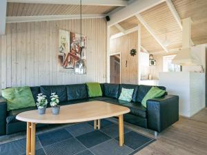 un soggiorno con divano e tavolino da caffè di 8 person holiday home in Bindslev a Bindslev