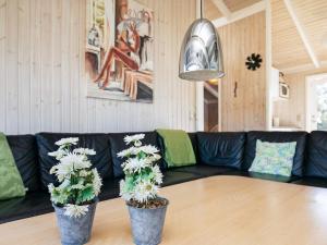 Bindslevにある8 person holiday home in Bindslevのリビングルーム(コーヒーテーブル付)の鉢植えの植物2本