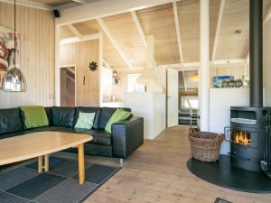 uma sala de estar com um sofá e um fogão em 8 person holiday home in Bindslev em Bindslev