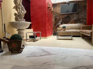 uma sala de estar com um sofá e uma fonte em Hotel Saint Thomas em Quito