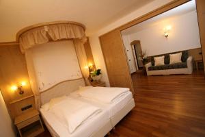 Postel nebo postele na pokoji v ubytování Hotel Shandranj