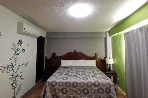 Tempat tidur dalam kamar di Cabo Tortuga Hotel Boutique