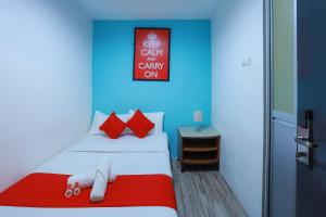 Hotel Aman- Nilai & KLIA客房内的一张或多张床位