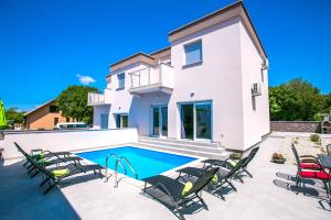 Willa z basenem i meblami ogrodowymi w obiekcie House Green w mieście Vrh