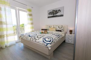sypialnia z łóżkiem i oknem w obiekcie House Green w mieście Vrh