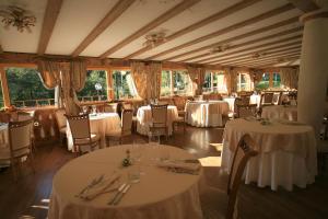 Restaurace v ubytování Hotel Shandranj