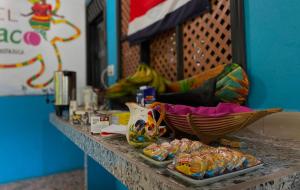 Hotel El Icaco Tortuguero في تورتوجويرو: كونتر مع وعاء من الطعام وسلة من الحلوى