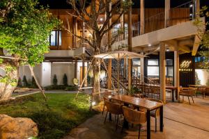 un restaurant avec une table, des chaises et une balançoire dans l'établissement Wevari Heritage, à Nan