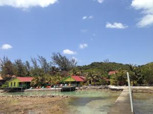 un complejo en una playa con palmeras y agua en Reef House Resort, en Oak Ridge