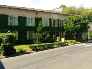 En trädgård utanför L'Hôtel du Périgord