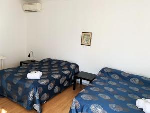 Postel nebo postele na pokoji v ubytování Beaconsfield Lodge Motel
