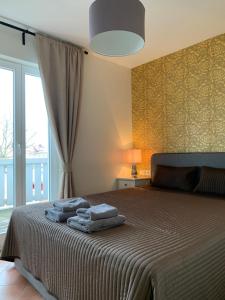 a bedroom with a bed with two towels on it at Villa Waldblick in Baabe